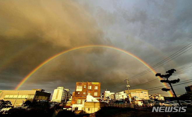 [제주=뉴시스] 우장호 기자 = 제주시 애월읍 하귀1리 인근 하늘에 쌍무지개가 떠올라 시선을 끌고 있다. (뉴시스DB) woo1223@newsis.com
