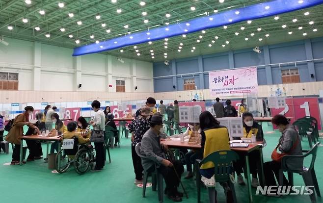 [창원=뉴시스] 경남 창원접종센터 예진표 작성.(사진=경남도 제공)