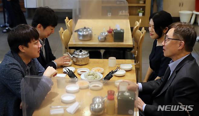 [서울=뉴시스] 이영환 기자 = 이준석 국민의힘 대표와 최재형 대선 경선 예비후보가 18일 오후 서울 중구의 한 냉면전문점에서 오찬회동을 하고 있다. (공동취재사진) 2021.09.18. photo@newsis.com