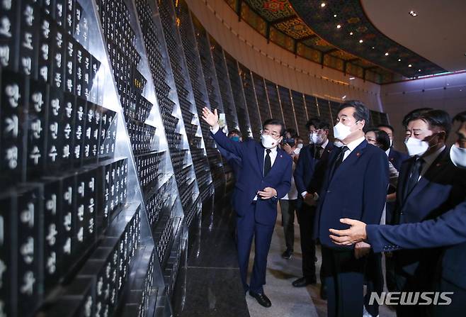 [제주=뉴시스] 우장호 기자 = 더불어민주당 대권주자인 이낙연 전 대표가 18일 오전 제주시 봉개동 제주4·3평화공원을 방문해 희생영령에게 참배 후 위패봉안실을 둘러보고 있다. 2021.09.18. woo1223@newsis.com