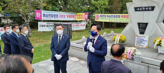 더불어민주당 대선 경선에 나선 김두관 의원이 여순항쟁탑 앞에 참배한 뒤 지지자들에게 인사말을 전하고 있다. 독자 제공