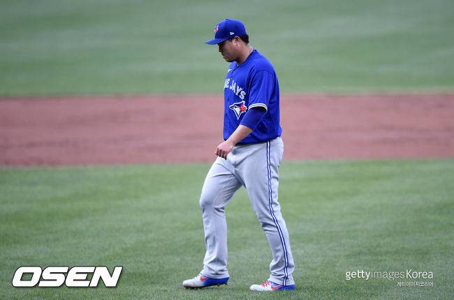 [사진] 류현진은 2021년 9월 18일(한국시간) 캐나다 온타리오 토론토 로저스 센터에서 열린 ’2021 메이저리그’ 미네소타 트윈스와&nbsp; 홈경기에서 선발 등판해 2이닝 동안 5피안타(2피홈런) 2탈삼진 1볼넷 5실점으로 시즌 9패(13승)째를 안았다. ⓒGettyimages(무단전재 및 재배포 금지)