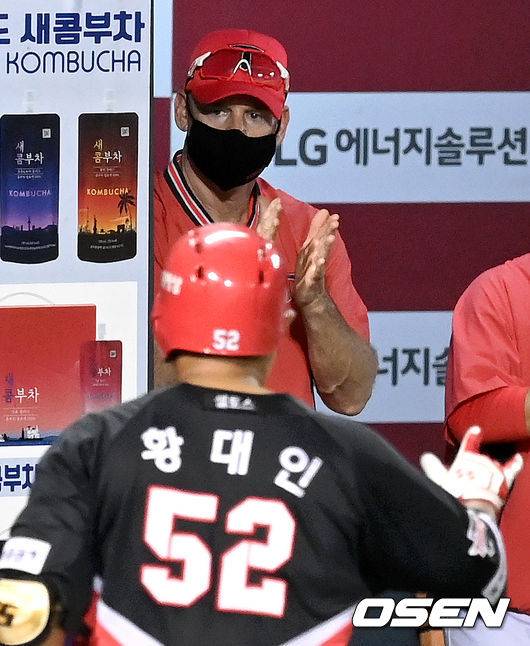 [OSEN=잠실, 조은정 기자] 18일 오후 서울 잠실야구장에서 ’2021 신한은행 SOL KBO 리그' LG 트윈스와 KIA  타이거즈의 경기가 열렸다.7회초 무사 1루 KIA 황대인이 LG 김대유를 상대로 좌중월 투런 홈런을 날린 뒤 윌리엄스 감독의 축하를 받고 있다. 2021.09.18 /cej@osen.co.kr