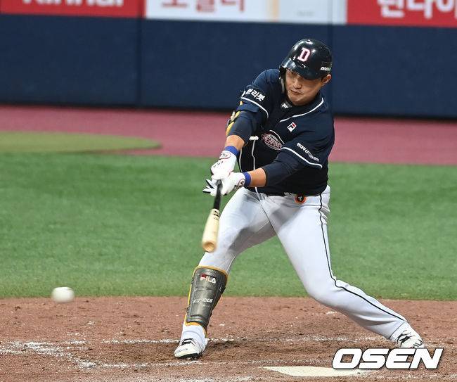 [OSEN=고척, 곽영래 기자] 18일 서울 고척스카이돔에서 ‘2021 신한은행 SOL KBO 리그’ 키움 히어로즈와 두산 베어스의 경기가 열렸다.9회초 1사 1,2루 두산 김인태가 동점 적시타를 때려내고 있다. 2021.09.18/ youngrae@osen.co.kr