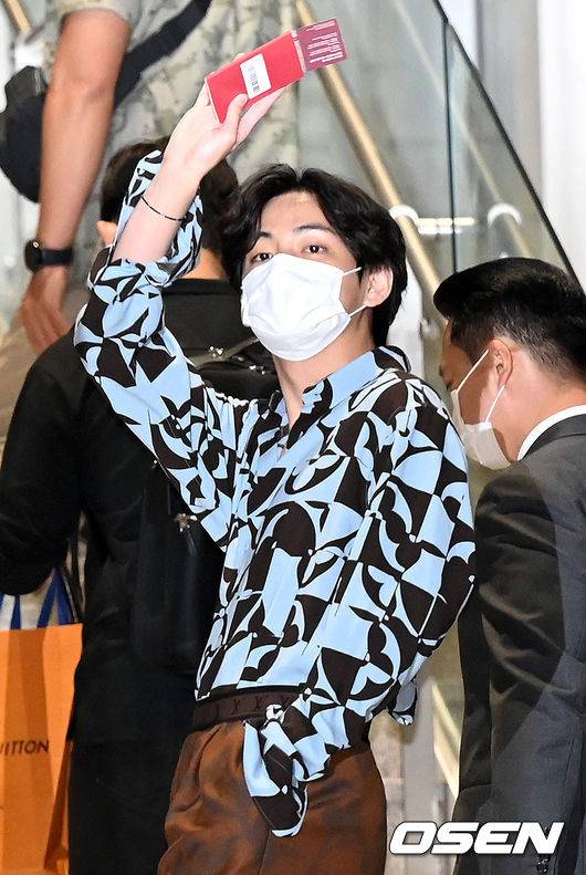 [OSEN=인천공항, 최규한 기자]방탄소년단 뷔가 출국하며 팬들과 취재진을 향해 인사하고 있다. 2021.09.18 / dreamer@osen.co.kr