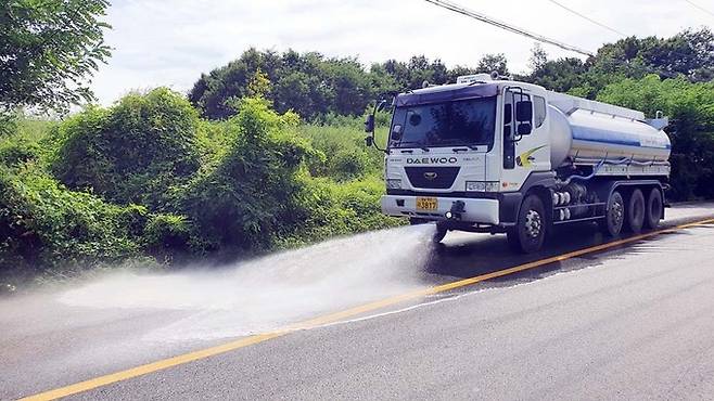 농협(회장 이성희) 경제지주 음성축산물공판장은 지난 16일 공판장 인근 상곡리 마을에서 하천 및 도로주변 청소 등 환경정화 활동을 실시하였다.