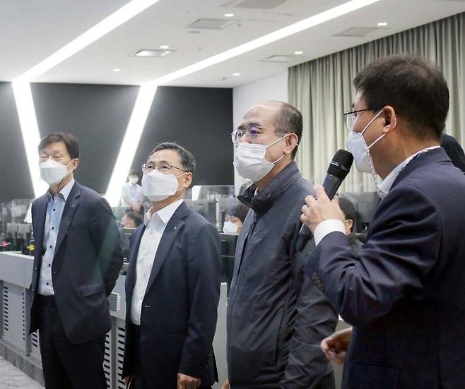 농협중앙회 유찬형 부회장(오른쪽에서 두번째)은 추석을 앞둔 17일 경기도 의왕시 소재 NH통합IT센터를 찾아 명절 전후 금융거래 및 유통서비스 이용량 급증에 대비한 비상운영계획을 점검하고 임직원들을 격려하였다. 농협 제공