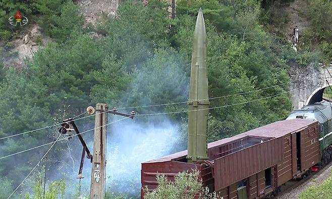 북한군 철도기동미사일연대 소속 열차 발사대에서 KN-23 탄도미사일이 발사되고 있다. 북한은 15일 철도기동미사일연대 검열사격 훈련을 진행했다고 밝히면서 관련 사진을 공개했다. 조선중앙TV·뉴시스