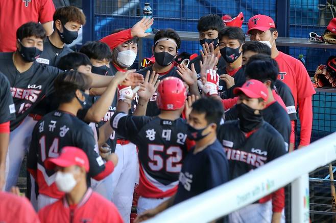 ▲ KIA 선수들이 황대인의 홈런을 축하하고 있다. ⓒ KIA 타이거즈