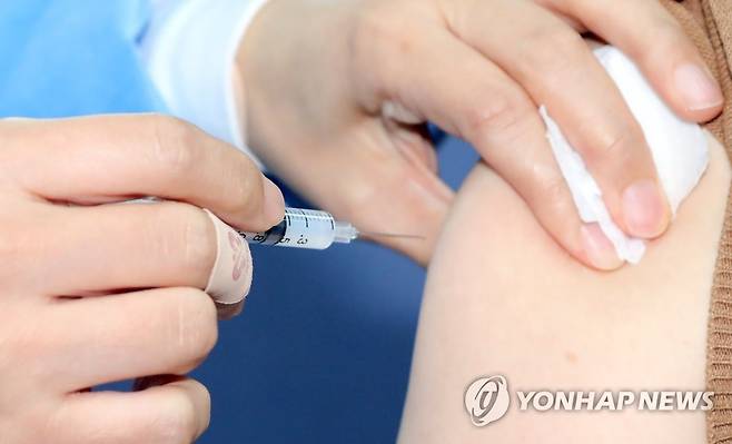 코로나19 백신 접종 [연합뉴스 자료사진]
