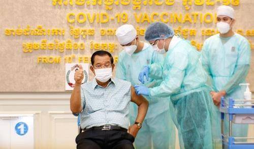 코로나19 백신을 맞는 훈센 캄보디아 총리
[크메르타임스 사이트 캡처. 재판매 및 DB 금지]