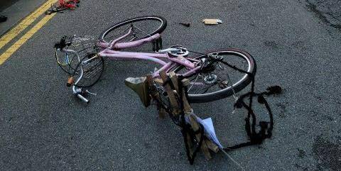 경차와 충돌한 자전거 [부산경찰청 제공. 재판매 및 DB 금지]