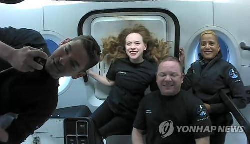 무중력 상태에서 단체 사진을 찍은 스페이스X 우주관광객 [Inspiration4/AFP=연합뉴스, 재판매 및 DB 금지]