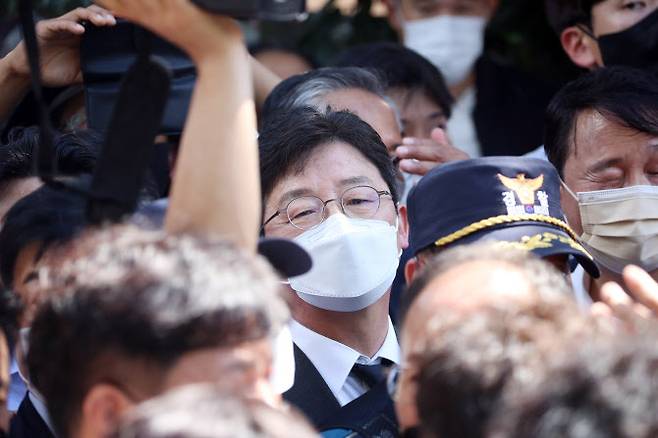 국민의힘 대선 경선 후보로 나선 유승민 전 의원이 19일 오후 경북 구미시 상모동에 있는 박정희 전 대통령의 생가를 찾은 가운데 방문에 항의하는 우리공화당 지지자와 보수단체 회원들에 둘러싸여 있다. (사진=연합뉴스)
