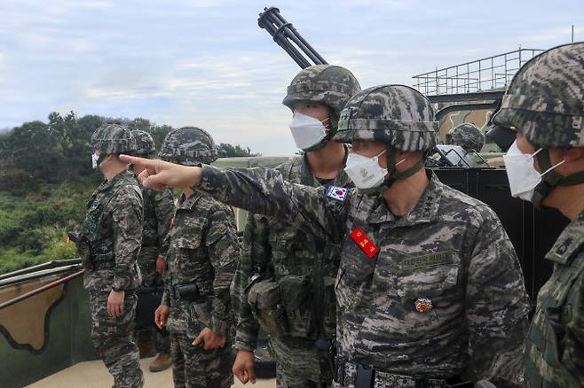 김태성 해병대사령관이 19일 해병대가 주둔하는 서북도서 중 가장 작은 섬인 우도를 찾아 군사대비태세를 점검하고 있다(사진=해병대사령부)..