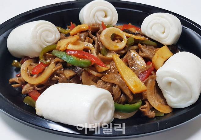 완성된 ‘채소가든 고추잡채 꽃빵’ 요리.(사진=김범준 기자)