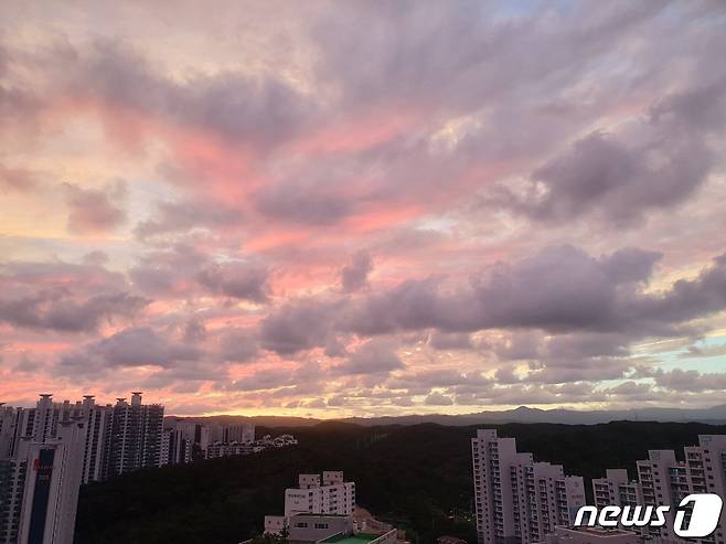 지난 14일 경북 포항시 서쪽 하늘이 붉은 노을로 물들고 있다. 2021.9.14/뉴스1 © News1 최창호 기자