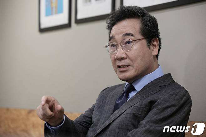 이낙연 더불어민주당 대선 경선 후보가 지난 17일 오후 서울 종로구 대왕빌딩에서 뉴스1과 인터뷰하고 있다. 2021.9.18/뉴스1 © News1 이승배 기자
