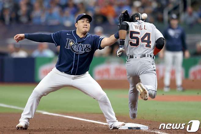 탬파베이 레이스의 1루수 최지만이 수비하는 과정에서 디트로이트 타이거스의 데릭 힐과 충돌했다. © AFP=뉴스1