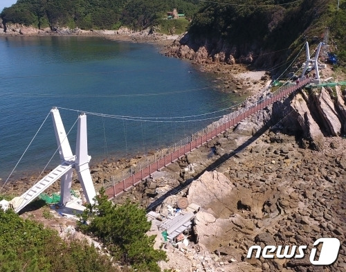 전북 군산시 옥도면 방축도와 광대도를 연결하는 출렁다리가 10월 개통된다.© 뉴스1