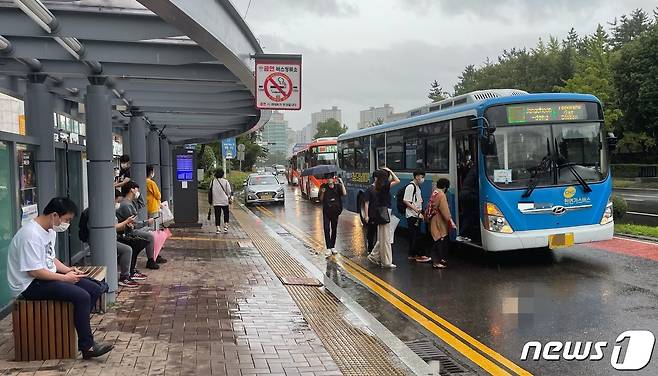 17일 오전 비가 내리고 있는 상남동 인근 시내버스 정류소 모습. 시내버스가 버스정류소와 거리를 두고 정차하면서 시민들이 비를 맞으며 버스에 승차하고 있다.© 뉴스1