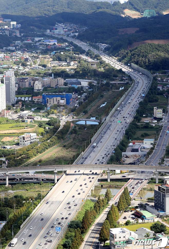 본격적인 추석 명절 연휴가 시작된 18일 오후 경기도 용인시 영동고속도로 용인휴게소 인근 하행선(오른쪽)에 차량들이 지나가고 있다.2021.9.19/뉴스1 © News1 김영운 기자