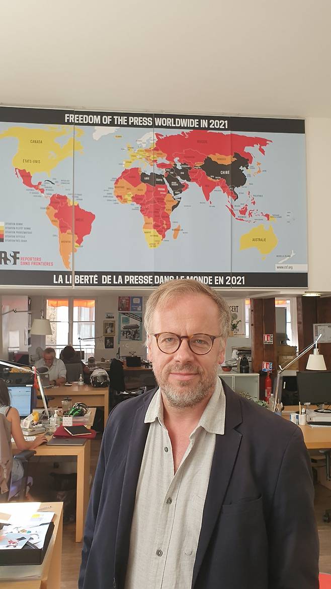 국경없는 기자회(RSF)를 이끄는 크리스토프 들루아르 사무총장이 이달 초 파리 시내 RSF 본부에서 본지와 인터뷰를 가졌다. RSF 본부에는 각국의 언론자유 수준을 보여주는 커다란 세계 지도가 걸려 있다./손진석 특파원