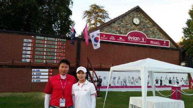 2014년 메이저대회 에비앙챔피언십에서 우승한 김효주와 시상식에서 기쁨을 나눈 한연희 전 골프 국가대표팀 감독. 동아일보 DB