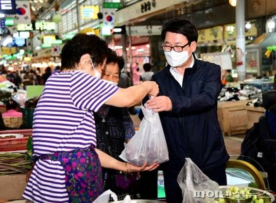 최종환 파주시장 추석명절 전통시장 탐방. 사진제공=파주시