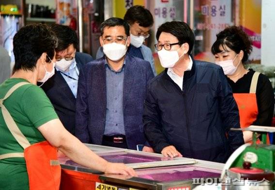 최종환 파주시장 추석명절 전통시장 탐방. 사진제공=파주시