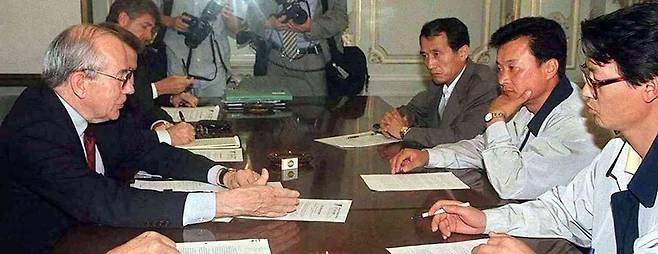 1997년 12월21일 미셸 캉드쉬 아이엠에프 총재가 이갑용 민주노총 위원장(오른쪽) 등과 만나고 있다. <한겨레> 자료사진