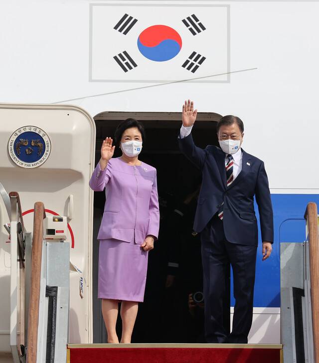 문재인 대통령이 19일 부인 김정숙 여사와 함께 미국 뉴욕에서 열리는 제76차 유엔총회 고위급 회의 참석을 위해 성남 서울공항에서 출국하며 공군 1호기에 올라 인사하고 있다. 연합뉴스