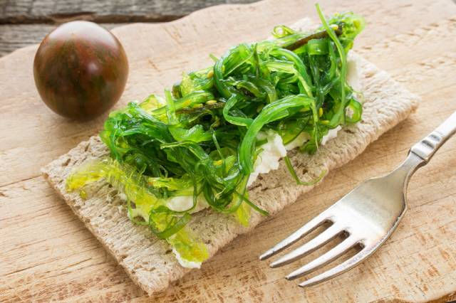 미역은 체내 중성지방을 배출해주는 효과가 있다./사진=클립아트코리아