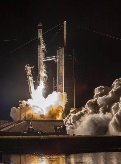 스페이스X와 블루오리진, 버진 갤럭틱의 3사간 우주관광 사업 주도권 경쟁이 본격화될 전망이다 [사진=스페이스X]