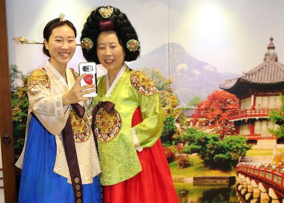 지난해 7월 부산 남구 부산시립박물관 문화체험관에서 개최한 궁중복식체험에 참가한 시민들이 옛 왕비와 공주의 복장을 한 채 기념촬영을 하고 있다. 송봉근 기자