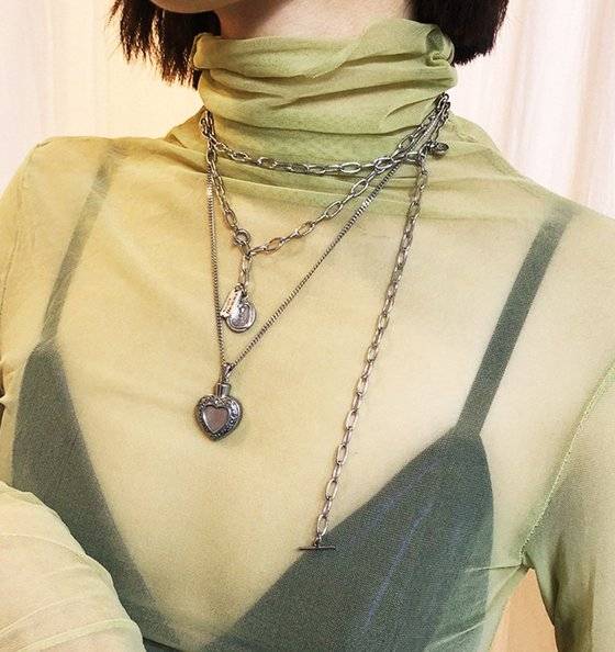 올해 내가 재직 중인 명품 온라인 쇼핑 플랫폼 트렌비에 ‘K디자이너’ 브랜드로 입점했는데, 명품 브랜드의 주얼리들를 제치고 주얼리 부문 판매 상위권에 들 정도로 인기를 끌었다. 사진은 투 웨이 네크리스와 다른 제품을 함께 레이어드해 건 모습이다. [사진 어거스트 하모니]