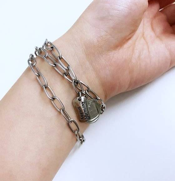 손목에 둘둘 감아 팔찌로 활용한 모습. [사진 어거스트 하모니, 박세미]