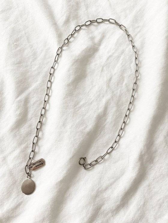 앤티크 참과 빈티지한 텍스처가 이 목걸이의 매력 포인트다. [사진 박세미]