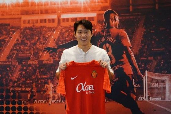 스페인 마요르카와 계약한 이강인. [사진 마요르카 홈페이지]