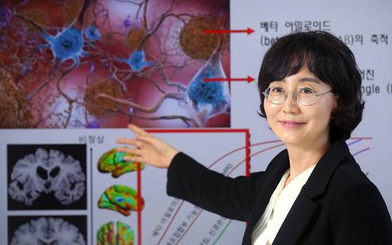 묵인희 국가 치매극복연구개발사업단장이 지난 8일 서울 대학로 사무실에서 알츠하이머 치매의 발병 원인에 대해 설명하고 있다. 김상선 기자