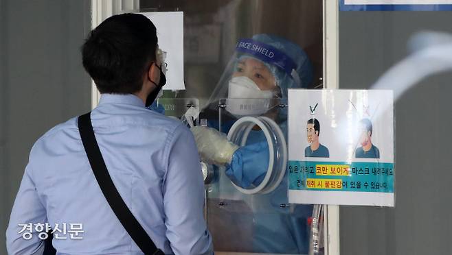 코로나19 신규 확진자 수가 다시 2천명 대를 기록한 지난 15일 서울역 광장에 마련된 코로나19 임시 선별검사소에 의료진이 검체를 채취하고 있다. / 권도현 기자