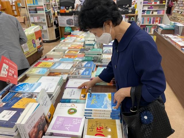 한 성도가 19일 여의도순복음교회 구내서점에서 조용기 목사의 저서를 살펴보고 있다.