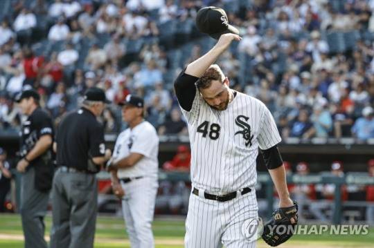 
퇴장당하는 마이크 라이트
[USA 투데이=연합뉴스 자료사진]