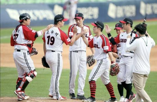 KIA에 전날 패배를 설욕하며 3연패를 벗어난 LG 선수들이 세러머니를 하고 있다.[LG 트윈스 제공]