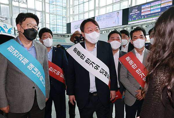 인사하는 윤석열 예비후보 [사진출처 = 연합뉴스]