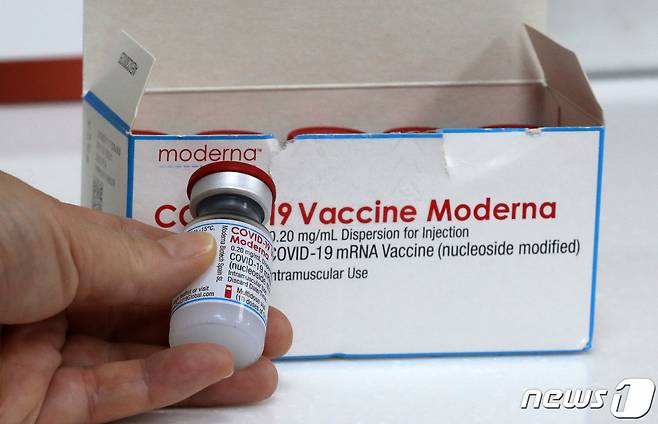 (서울=뉴스1) 박세연 기자 = 30세 미만 상급종합병원 의료인 등을 대상으로 한 코로나19 모더나 백신 접종이 시작된 21일 서울 서초구 서울성모병원에서 의료진이 모더나 백신을 들어보이고 있다. 2021.6.14/뉴스1