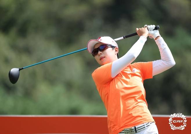 김효주가 19일 'OK저축은행 박세리 인비테이셔널' 파이널라운드 4번 홀에서 티샷을 날리고 있다. /사진=KLPGA 제공