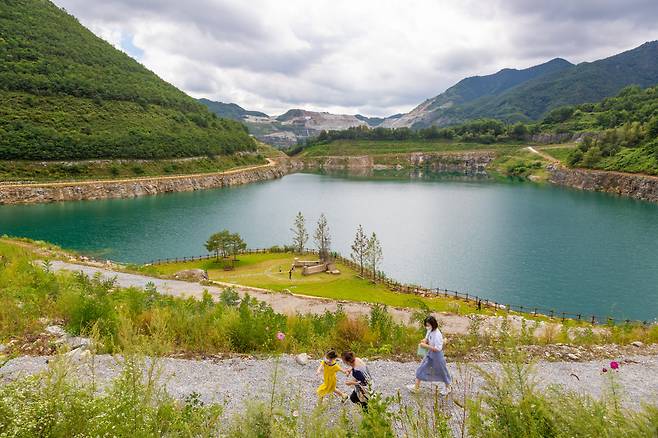 무릉별유천지를 산책하는 가족들 [동해=조성중 작가]