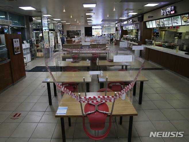 [춘천=뉴시스] 김경목 기자 = 추석연휴를 하루 앞둔 17일 오후 강원 춘천시 중앙고속도로 부산 방향 춘천휴게소 내 실내 취식이 금지되면서 테이블 이용을 못하도록 테이프가 둘러쳐져 있다. 한국도로공사 강원본부는 코로나19 확산 방지를 위해 17~22일 휴게소 실내 취식을 금지했다. 2021.09.17. photo31@newsis.com