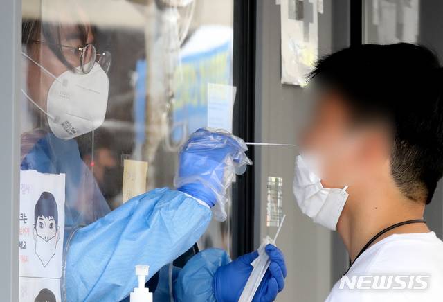 [제주=뉴시스] 제주보건소에서 시민들이 PCR(유전자 증폭) 검사를 받고 있다. (사진=뉴시스DB)